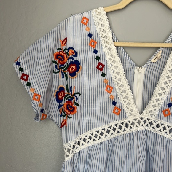 En Crème Smock Dress with Floral Embroidery - Picture 5 of 9